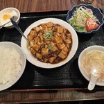 上海華龍 - 【2025.11.13(木)】麻婆豆腐定食（麻婆豆腐＋ライス＋スープ＋野菜サラダ＋杏仁豆腐）950円