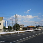 南京ラーメン 黒門 - 表の通り。写真に写る最寄の信号「島門小学校」