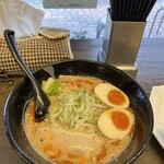麺屋はる - 赤とんこつラーメン　煮玉子のせ