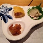 じどりや 穏座 - ｢地鶏とり鍋コース｣の前菜。地鶏そぼろ巻き、など。