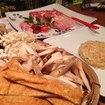 じどりや 穏座 - ｢地鶏とり鍋コース｣の、鍋用野菜など。地元の油揚げや野菜なども山盛りです。