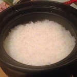 じどりや 穏座 - ｢地鶏とり鍋コース｣の、テーブルごとに土鍋で炊いてくれる炊きたてご飯（長浜市高月町産みずかがみ）。そのまま食べても、雑炊にしても、たまごかけご飯にしても。どれで食べても絶品です。