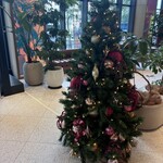 ent eat - フロントにはクリスマスツリーが飾られていました