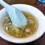 中華料理 共栄軒 - スープはあっさり醤油の清湯スープ。