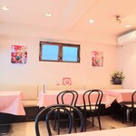 シェフス - 店内はテーブル席のみの構成です。