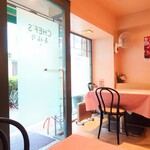 シェフス - 外光が差し込む、明るい店内。