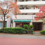 シェフス - 新宿・花園通り(柳通り)の、"四谷"寄り路面店です。