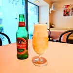 シェフス - たっぷりの"氷"と"檸檬"が入った、脚付きグラスに注いだ"青島ビール"。