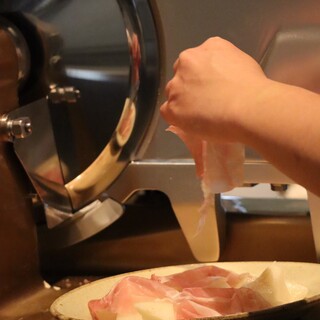 イタリアBerkel社のスライサーを使用した擦りたての生ハム
