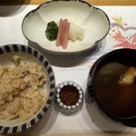 中の坊瑞苑 - 御飯
      　但馬産コシヒカリ　松茸の釜炊きご飯
      　いくら　合わせ味噌　香の物