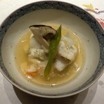 中の坊瑞苑 - 煮物
      　松茸　車海老　焼き穴子　白合根　
      　焼き菊菜豆腐の蕪蒸し　甘長唐辛子