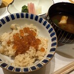 中の坊瑞苑 - 御飯
      　但馬産コシヒカリ　松茸の釜炊きご飯
      　いくら　合わせ味噌　香の物