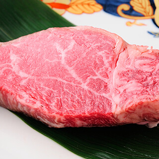 シャトーブリアンは厚切りでご提供。盛り合わせ各種がおすすめ