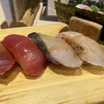 巻き鮨 中華そば 浜八 - Bランチ¥1,600円　追いかつお中華そば+握り5貫セットの握り。赤シャリ。