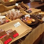 ラ・ファリーヌ - 店内陳列棚