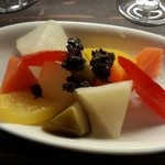 Bar Mar  Espana - 野菜のパリパリ浅漬け（290円）　料理ができるまでの酒の肴として