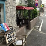 ビストロ ディモンシュ - 店横のコインパーキング