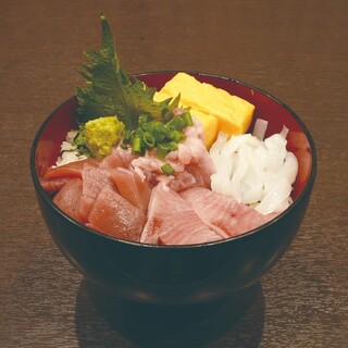 ランチは海鮮丼や鶏の唐揚げ、鉄板料理など品揃え多数！