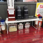 ラーメン はにわ家 - テーブルの調味料があれこれ