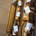 ブーランジェリー・イアナック - ちょっと足元配置すぎる気はしますが、プチサイズは100円台で嬉しい