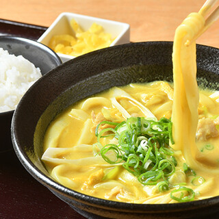 〆にもおすすめ！だしとスパイスが香るオリジナルカレーうどん