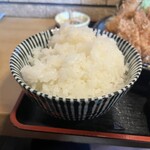 嬉嬉豚 とんかつ 「君に、揚げる。」(極) - ご飯とキャベツは控えめで中サイズ