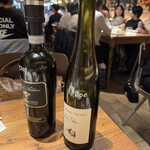 SARU Apero Bistro - 赤ワイン白ワイン　瓶にグラスいっぱいの値段が書かれています
