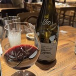 SARU Apero Bistro - 赤ワイン　瓶にグラス一杯の値段が書かれています
