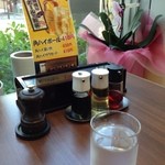 中華食堂 かどや - テーブルもピカピカ！