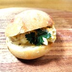 ミヤ パン - アンチョビ風味の卵サラダ