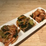 炭火焼肉 炭炭 - キムチの盛り合わせ