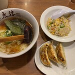 中華麺・飯 太楼 - ワンタン麺・半炒飯セットに餃子