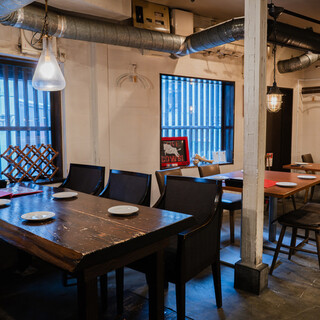 2名様から10名以上までのテーブル席もご用意してます