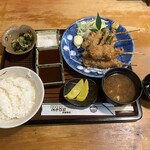 いわもと - 串カツ定食５本　税込820円　串カツは　　　　　　　メンチカツ的な物・豚肉と長ネギ・鶏の砂肝・　　　ちくわ・シシトウ　胡瓜の酢の物・あら汁的な赤だし