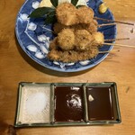 いわもと - 串カツ１本　税込120円をおまかせで５本　　　　　　メンチカツ的な物・豚肉と長ネギ・鶏の砂肝・　　　　ちくわ・レンコン　　　　　　　　　　　　　　　　単品でも５本だと別皿で調味料出してくれます