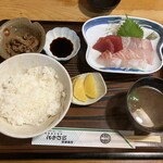 いわもと - 刺し身定食　税込1,200円　　　　　　　　　　　　　串カツ１本120円も５本食べました　　　　　　　　内容は前回と同じなので写真は略します