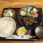 いわもと - 牛焼肉定食　税込1,350円　　　　　　　　　　　　　牛肉は国産黒毛和牛？　良いお肉でビックリ！　　　　マカロニサラダ・ワカメと三つ葉の赤だし