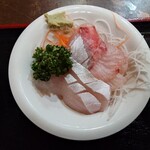 Matagi Chaya - ◯刺身（好像是每日更换的？）
                      看起来切好的刺身有点干呢（笑）
                      因为会大量供应，
                      在准备时就切了很多刺身，
                      盛在尽可能多的盘子里？（笑）