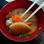 Matagi Chaya - ◯味噌汤  
                      这个价格居然是猪肉味噌汤！❗️  
                      里面有猪肉、大根、胡萝卜和葱，  
                      颗粒高汤的混合味噌，  
                      对我来说浓度刚好。  
                      大根和胡萝卜的美味  
                      都融入了汤里，味道非常好。