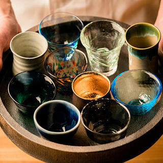 温度から器までこだわる。全国各地から厳選した日本酒は約30種