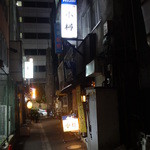小樽 - 映画のセットのような路地裏にポツンと灯る小樽の看板
