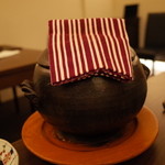 日本料理 晴山 - ご飯はこんな素敵な土鍋で炊き上がります