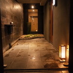 日本料理 晴山 - 地下1階 入口周り