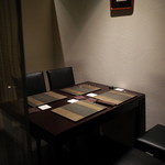 日本料理 晴山 - 真ん中付近にある半個室4名席