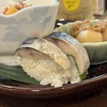 岐阜の酒と岐阜の肴 そば居酒屋 楽 - シメサバの棒鮨