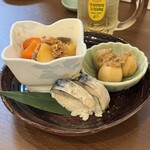 岐阜の酒と岐阜の肴 そば居酒屋 楽 - おばんざい３種盛り合わせ(シメサバの棒鮨、里芋の胡麻ダレ和え、肉じゃが)