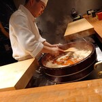 初音鮨 - 赤酢とシャリを混ぜる 202511