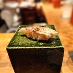 初音鮨 - 魳(かます)皮は炙ってある 202511