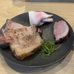 らーめんMAIKAGURA - 別皿特製トッピング。迷ったら食べましょう！
