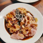 マンボ - 『ホルモンミックス』と『地養赤鶏』です。（2025.10 byジプシーくん）